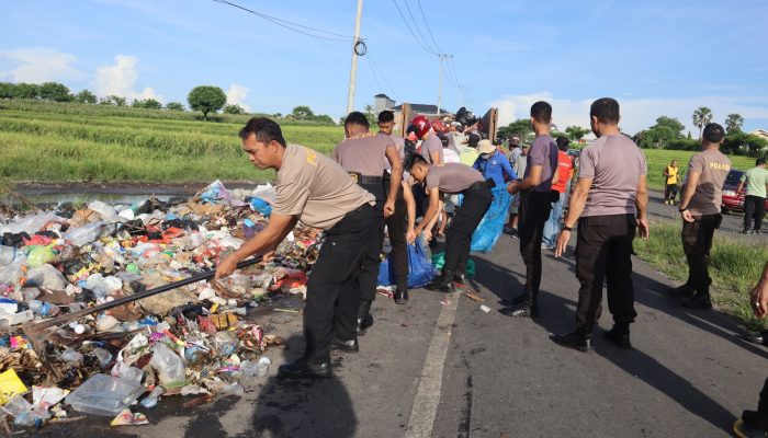 Wujudkan Kepedulian Lingkungan, Personil Polres Jeneponto Bersihkan Tumpukan Sampah Dipinggir Jalan