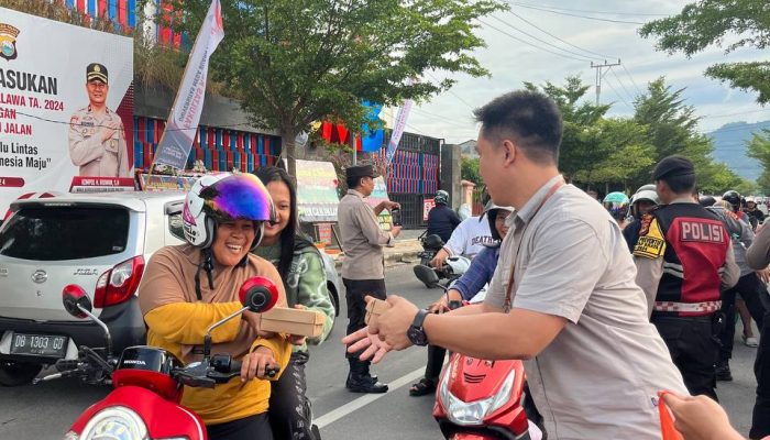 Gandeng BPR Hasanmitra, Polres Palopo Bagi Takjil Jelang Buka Puasa Ke Pengendara