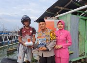 Bersama Ketua Bhayangkari, Kapolres Palopo Bagi Takjil Ke Masyarakat