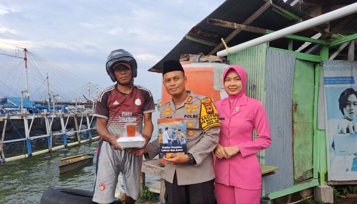 Bersama Ketua Bhayangkari, Kapolres Palopo Bagi Takjil Ke Masyarakat