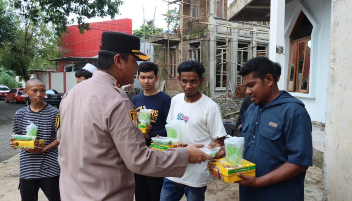 Kapolres Gowa Bersama Bhayangkari Bagikan Takjil dan Sembako di Bulan Suci Ramadan