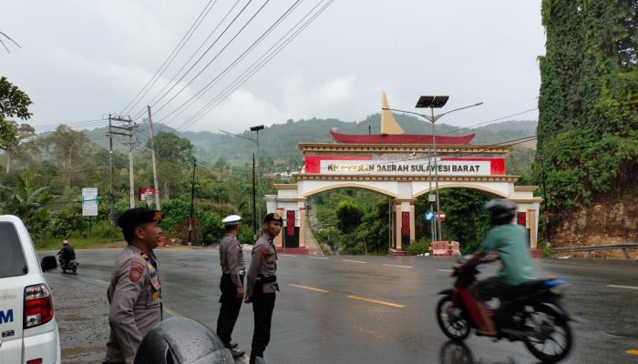 Personel Polresta Mamuju Gelar PAM Jalur Kedatangan Mentan RI Dari Tampa Padang Menunu Hotel D’Maleo