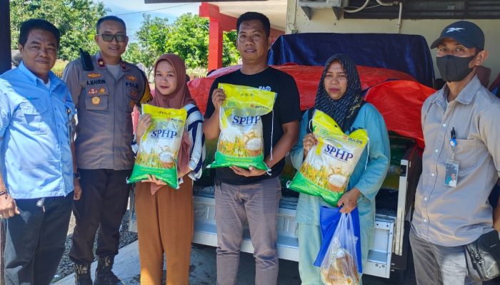 Kapolsek Urban Pitumpanua Monitoring dan Amankan Giat Gerakan Pangan Murah di Bulete