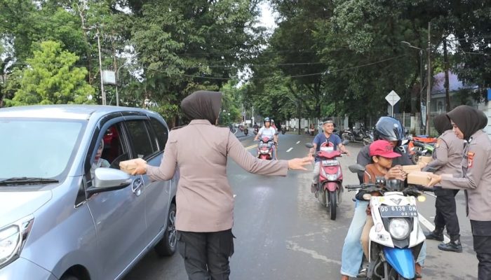 Dihari Ke- 16 Ramadhan, Polres Maros Bagi Takjil Gratis Di Jalan Raya