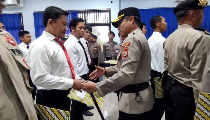 Berprestasi, 15 Personil Polres Maros Di Ganjar Penghargaan Dari Kapolres