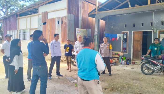 Bhabinkamtibmas Polsek Mamuju Bersama Aparat Kelurahan, Tegur Warga yang Dirikan Bangunan Diatas Jalan Umum