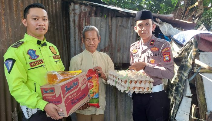 Program Ma’barakka, Satuan Lalulintas Polres Maros Berbagi Kebahagiaan Kepada Masyarakat Kurang Mampu