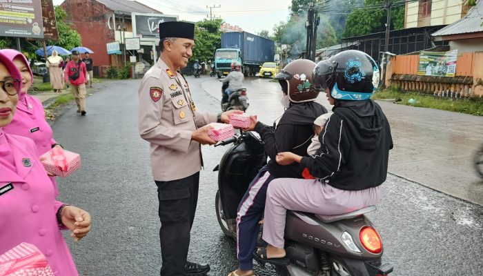 Bhayangkari ranting Somba Opu Bagi-Bagi Takjil Gratis ke Pengendara di Jalan