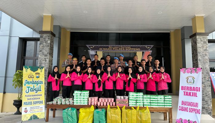 Polres Soppeng Kembali Berbagi Takjil Kepada Masyarakat Jelang Buka Puasa