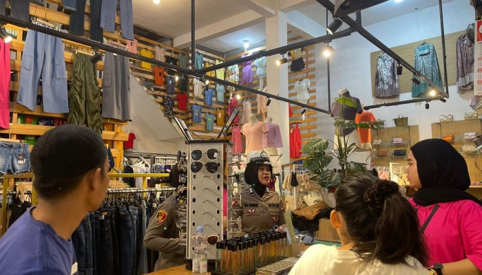 Polwan Polres Sidrap Beraksi, Beri Rasa Aman Belanja Lebaran Bebas Copet