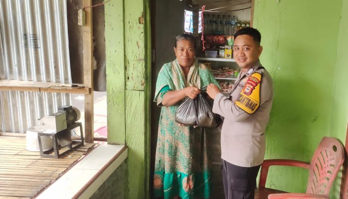 Sambil Sambang Ke Warga Binaannya, Bhabinkamtibmas di Gowa Juga Bagikan Paket Sembako
