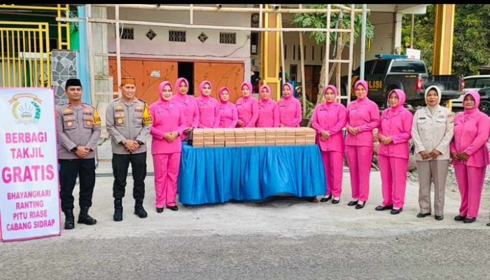 Kapolres Sidrap Bersama Ketua Bhayangkari Bagi Takjil Di Kecamatan Pitu Riase