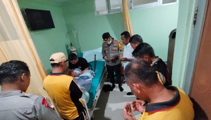 Bentuk Kepedulian, Kapolres Palopo Besuk Personil di Rumah Sakit