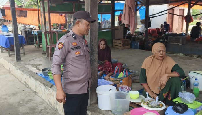 Kanit Binmas Polsek Belawa Polres Wajo Sambang ke Pasar Ongkoe, Ini Himbauannya ke Masyarakat