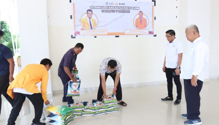 Gandeng Mahasiswa Kasat Intelkam Polres Parepare Salurkan Beras Kepada Masyarakat