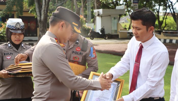 AKBP Arisandi Ganjar Sejumlah Penghargaan ke Personil Polres Luwu