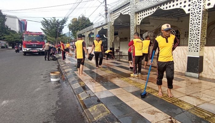 Jelang Bulan Suci Ramdhan, Kapolres Palopo Bersama Personil Bersihkan Masjid