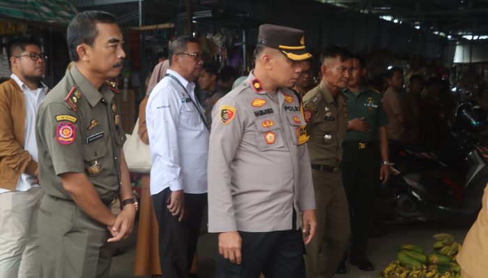 Jaga Stabilitas Pangan, Bupati bersama Kapolres Wajo dan Forkopimda Cek Harga Sembako di Pasar Mini Sengkang