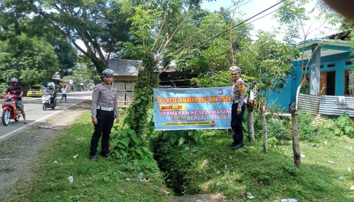 Ops Keselamatan 2024, Satlantas Polres Sinjai Pasang Spanduk Imbauan di Beberapa Titik Rawan Kecelakaan