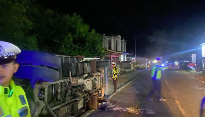 Satlantas Polres Majene Respon Cepat Datangi TKP Truk Terguling Di Dusun Luaor