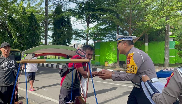 Jumat Berkah, Sat Lantas Polres Parepare Berbagi Kepada Kalangan Daeng Becak
