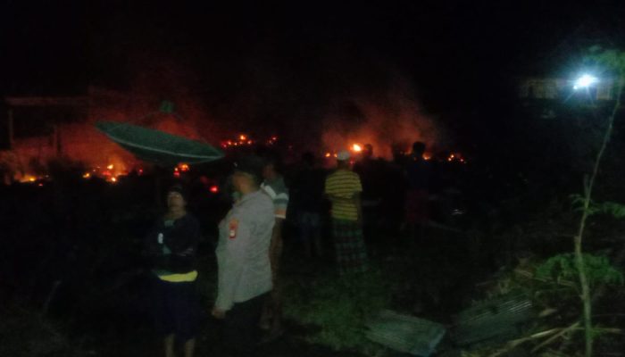 Sigap, Personil Bhabinkamtibmas Polsek Kelara Polres Jeneponto Bersama warga dan Damkar Padamkan Kebarakan Rumah