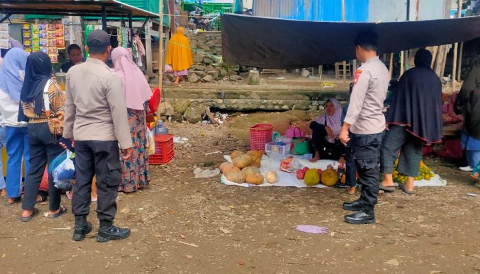 Jelang Hari Pertama Puasa, Kapolsek Pitumpanua Kerahkan Personil Laksanakan PAM di Pasar Kaluku