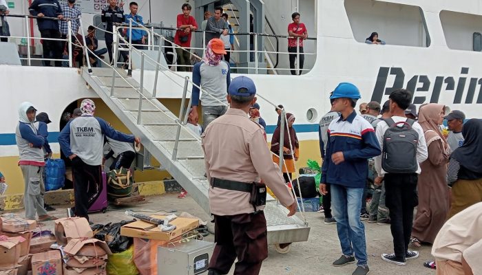 Satpolair Polres Majene Tingkatkan Pengamanan Pemberangkatan Kapal KM. Sabuk Nusantara 93