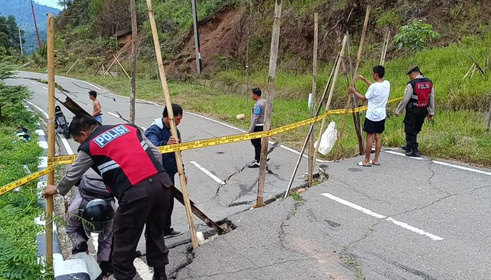 Cegah Timbulnya Korban, Polres Tana Toraja Memasang Garis Police Line Pada Jalan Menuju Bandara
