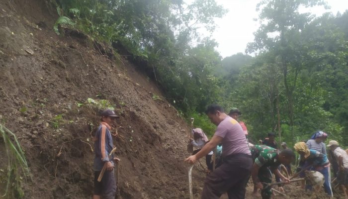 Sinergitas TNI – Polri bersama Warga Bersihkan Material Longsor dengan Alat Seadanya
