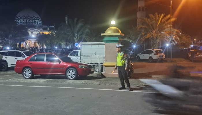 Malam Pertama Tarwih, Personil Polres Palopo Laksanakan Pengamanan Di  Sejumlah Masjid