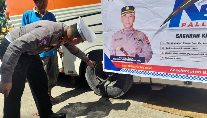 Pastikan Layak Jalan, Satlantas Polres Bone Cek Kendaraan di Pelabuhan Bajoe