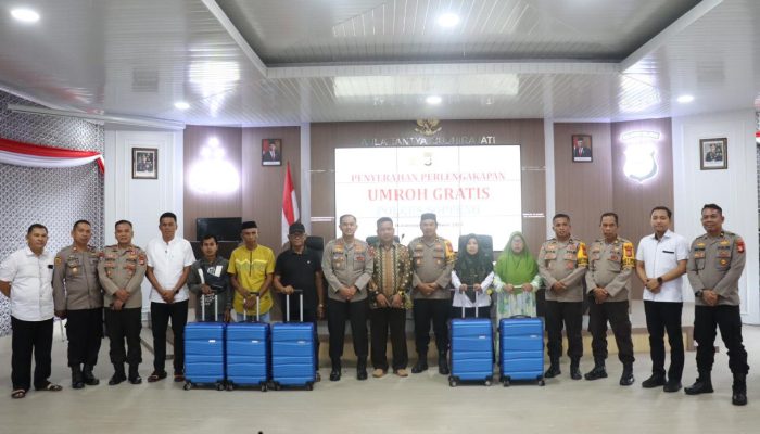 Kapolres Soppeng Serahkan Perlengkapan Umroh Kepada 4 Orang Yang Menerima Hadiah Umroh Gratis