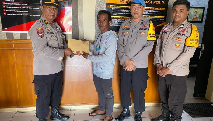 Polri Peduli, Polresta Mamuju Santuni Warga Yang Sedang Berduka