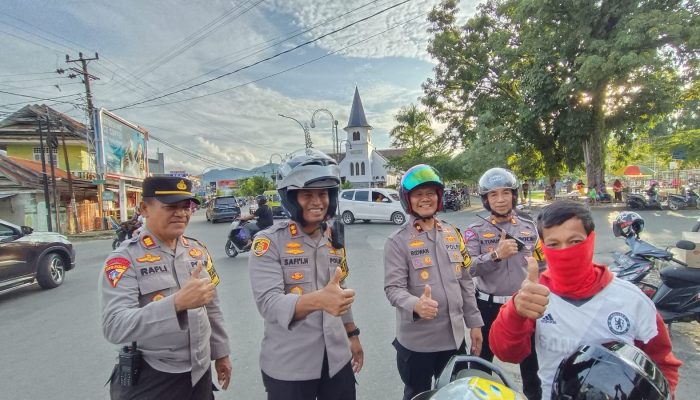 Ops Keselamatan Pallawa 2024, Kapolres Palopo Terjun Langsung Bagi Helm Ke Pengendara