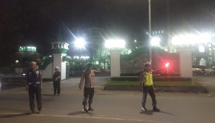 Berikan Rasa Aman dan Nyaman Saat Ibadah Tarawih, Jajaran Personil Polres Sidrap Lakukan Pengamanan