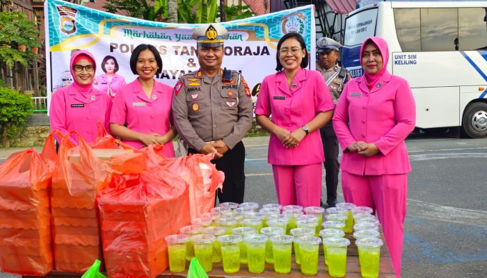 Maknai Ops Keselamatan Pallawa 2024, Satlantas Polres Tana Toraja Berbagi Takjil