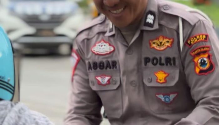 Raih Berkah Ramadhan, Sat Lantas Polres Sinjai Kembali Bagi- bagi Takjil Gratis di Jalan