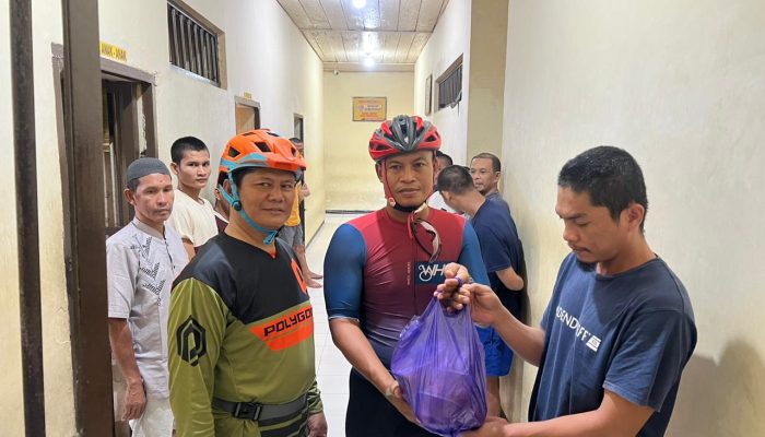 Kapolres Palopo Bagi Takjil Dengan Tahanan Jelang Buka Puasa