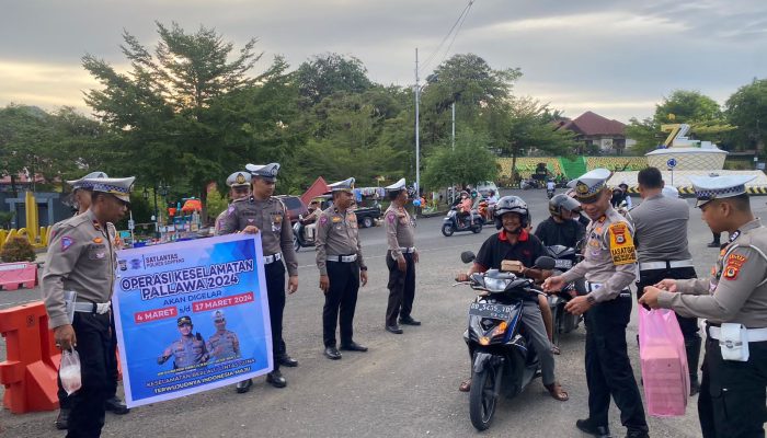 OPS Keselamatan Pallawa 2024, Kasat Lantas Polres Soppeng Pimpin Pembagian Takjil Jelang Buka Puasa