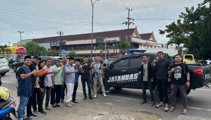 Lewat Program Mabbarakka, Sat Reskrim Polres Maros Berbagi Takjil Bagi Pengguna Jalan