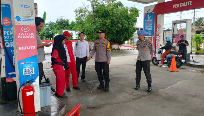 Kapolsek Tanasitolo Polres Wajo Turun Langsung Lakukan Monitoring di SPBU Empagae