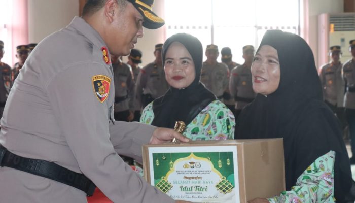 Kapolres Gowa Bersama Ketua Bhayangkari Cabang Gowa Bagikan Paket Lebaran kepada Personel Polres Gowa