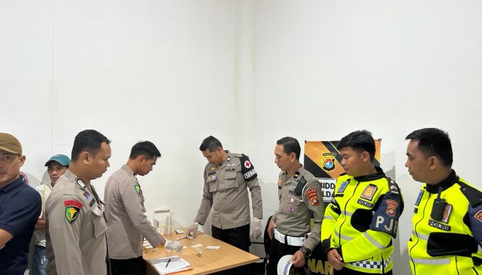Tes Urine dan Cek Kelengkapan Pengemudi Para Sopir Bus, Biddokkes dan Ditlantas Polda Sulbar Gelar KRYD Jelang Arus Mudik Lebaran Idul Fitri 1445