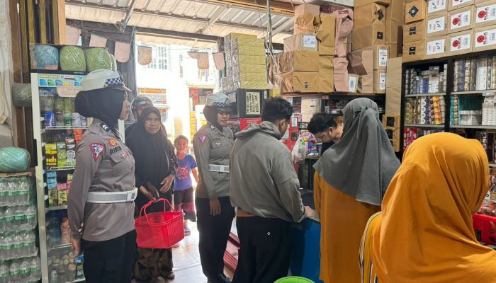 Polres Luwu Terjunkan Polwan Laksanakan Pengaturan Lalu Lintas dan Pengamanan di Pusat Perbelanjaan