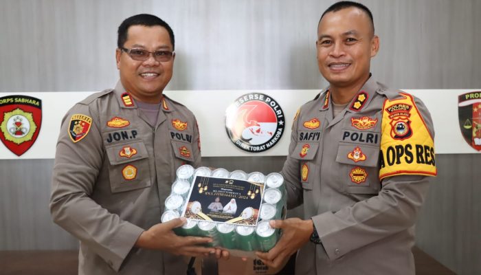 Kapolres Palopo Serahkan Paket THR ke Personil