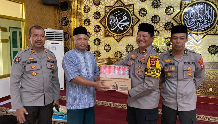 Polres Palopo Berbagi Paket THR Kepada Guru dan Imam Masjid