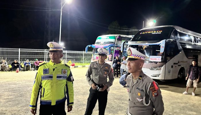 Sasar Terminal Jelang Arus Mudik, Ditlantas dan Biddokkes Polda Sulbar Cek Kelengkapan Sopir Bus dan Berikan Pelayanan Kesehatan Gratis
