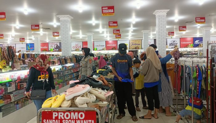 Beri Pelayanan, Polres Maros Kerahkan Polwan di Pusat Keramaian