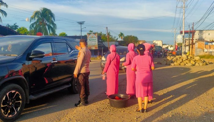 Berkah Ramadhan,Polsek Pitumpanua Bersama Bhayangkari Bagi Takjil Jelang Buka Puasa
